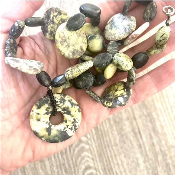 Gorgeous serpentine natural stone pendant necklace - Picture 9 of 10